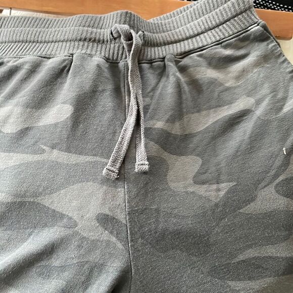 Splendid Supersoft Camo Jogger - Picture 6 of 10